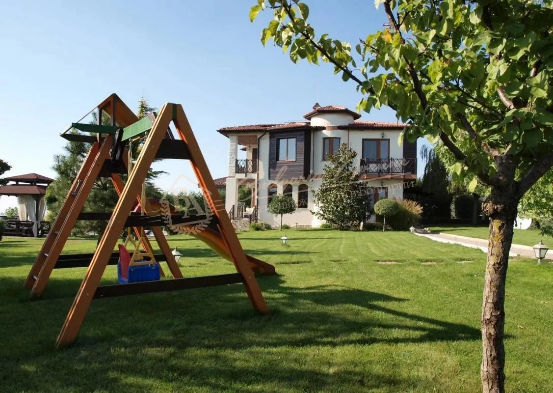 Уютный дом с большим двором и бассейном, класса люкс у море, обл.Варна