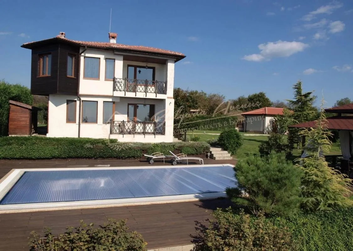 Уютный дом с большим двором и бассейном, класса люкс у море, обл.Варна