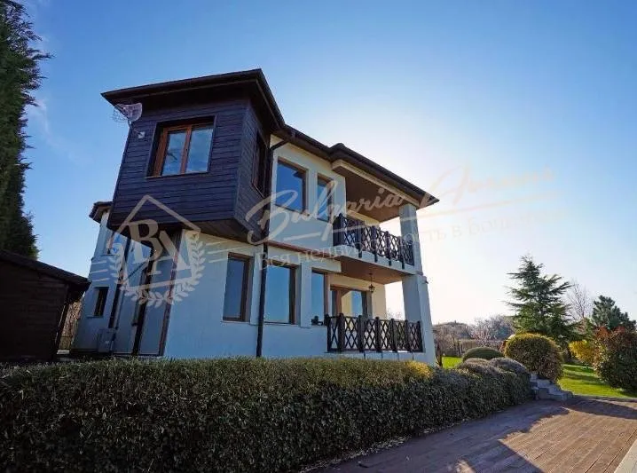 Уютный дом с большим двором и бассейном, класса люкс у море, обл.Варна