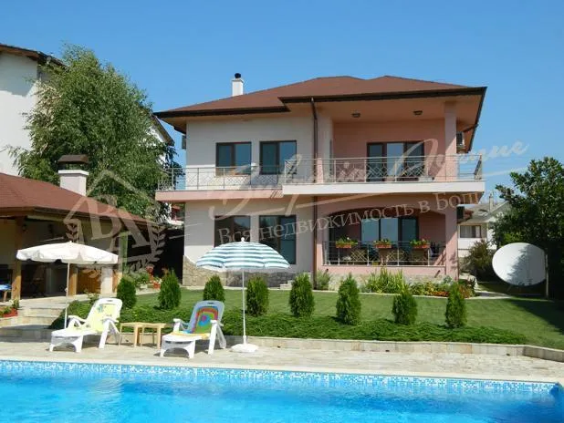 Средиземноморский дом с бассейном у моря, обл.Варна