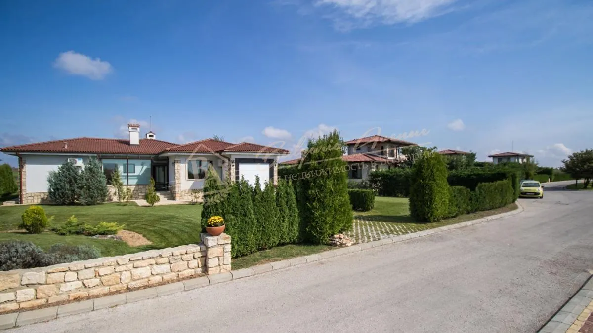 Дом в тихом месте с видом на море и озеро