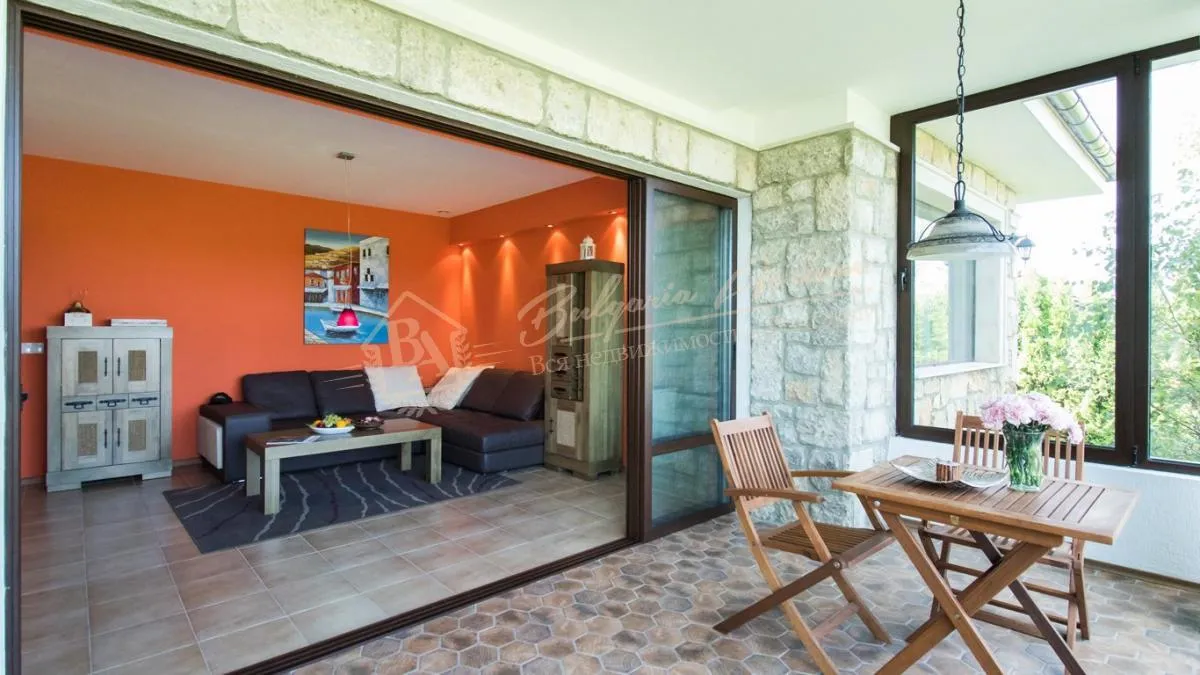 Дом в тихом месте с видом на море и озеро