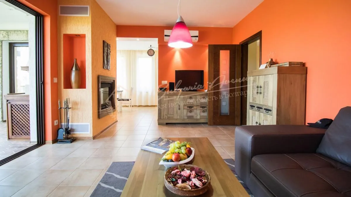 Дом в тихом месте с видом на море и озеро