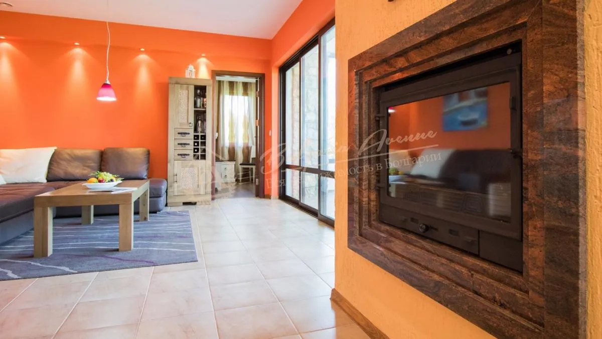 Дом в тихом месте с видом на море и озеро