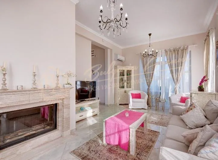 Элитный новый дом на берегу с частным пляжем в г.Созополь