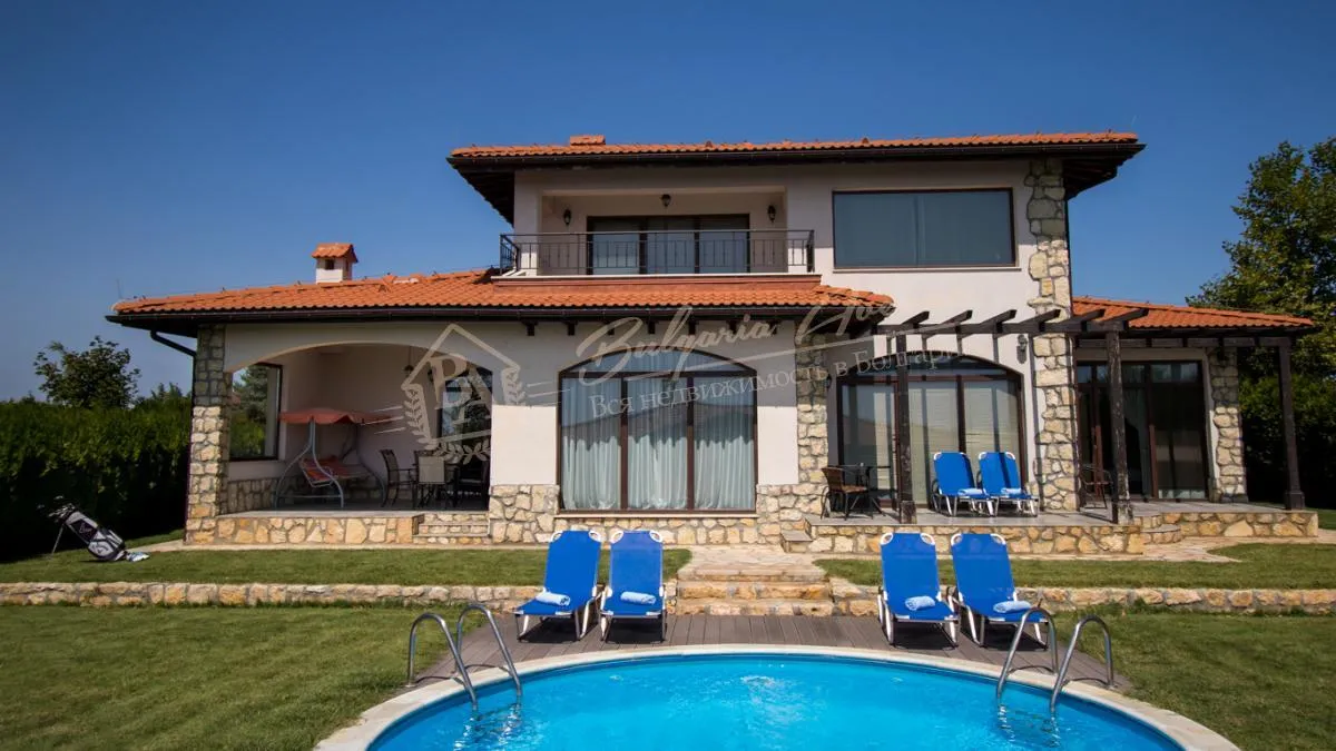 Восхитительная вилла с 4 спальнями и бассейном