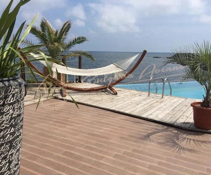 Дом у моря на первой линии в спокойном районе в Лозенец