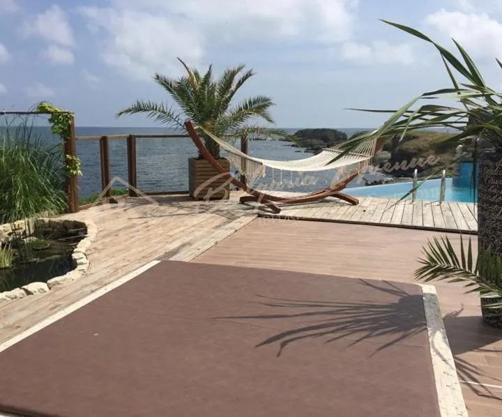 Дом у моря на первой линии в спокойном районе в Лозенец