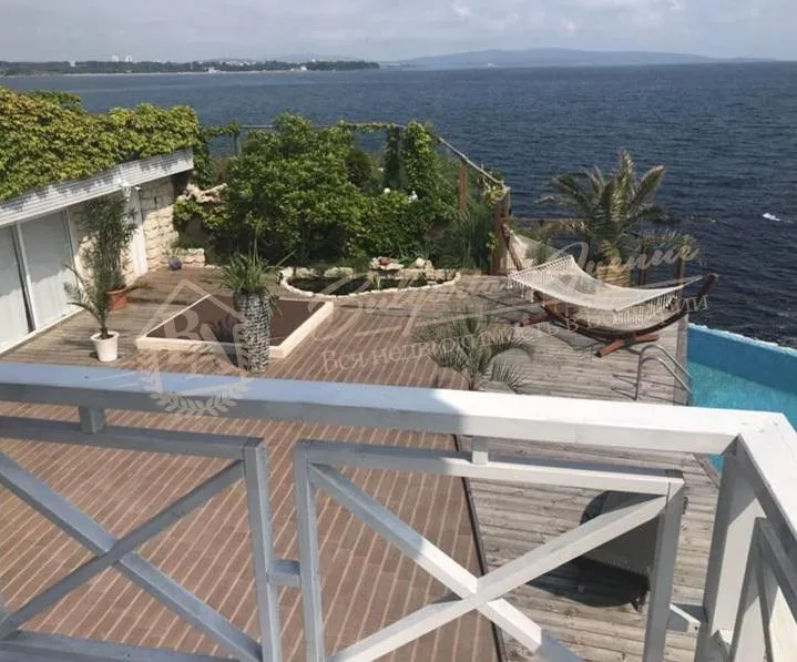 Дом у моря на первой линии в спокойном районе в Лозенец