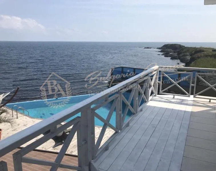 Дом у моря на первой линии в спокойном районе в Лозенец