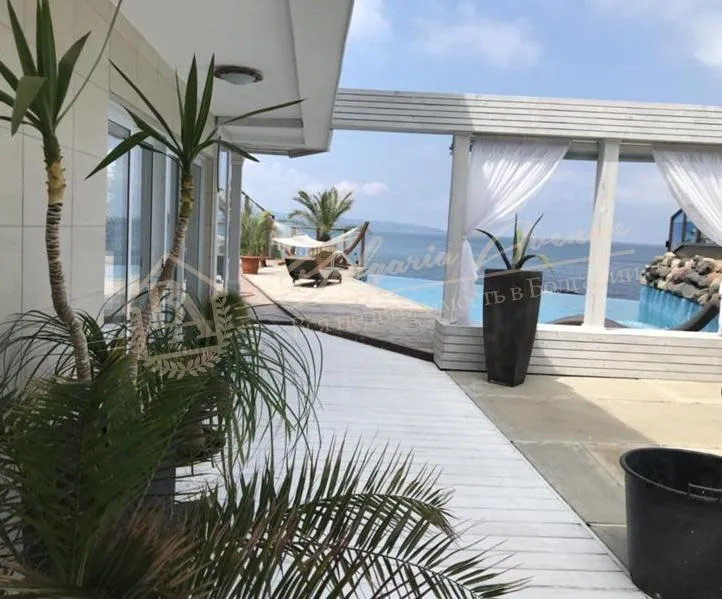 Дом у моря на первой линии в спокойном районе в Лозенец