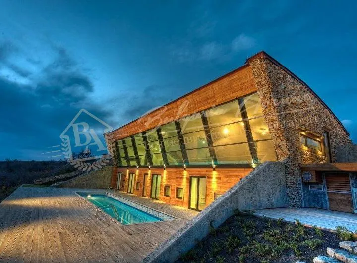 Уникальный дом у моря на первой линии с видом на море и горы