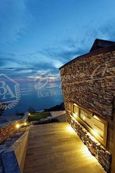 Уникальный дом у моря на первой линии с видом на море и горы