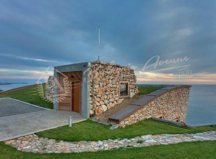 Уникальный дом у моря на первой линии с видом на море и горы