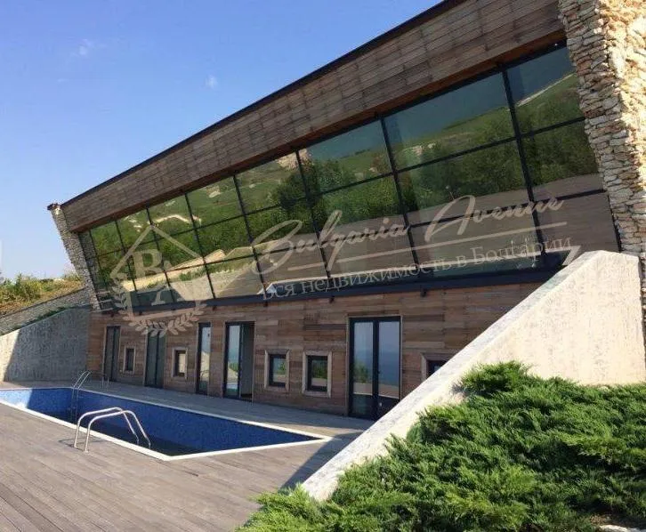 Уникальный дом у моря на первой линии с видом на море и горы