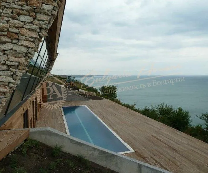 Уникальный дом у моря на первой линии с видом на море и горы