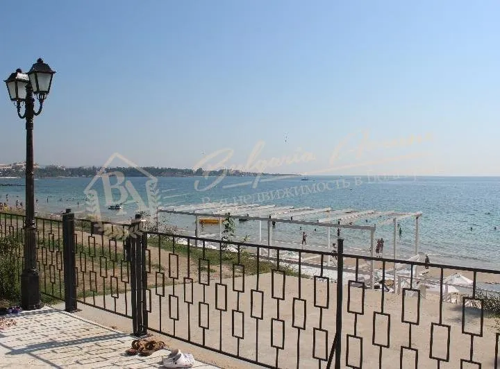 Панорамная квартира с видом на море на первой линии в новом доме, Равда