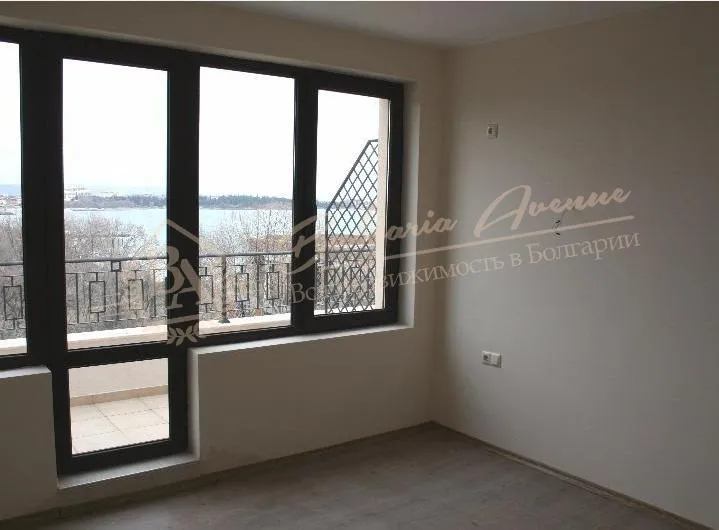 Панорамная квартира с видом на море на первой линии в новом доме, Равда