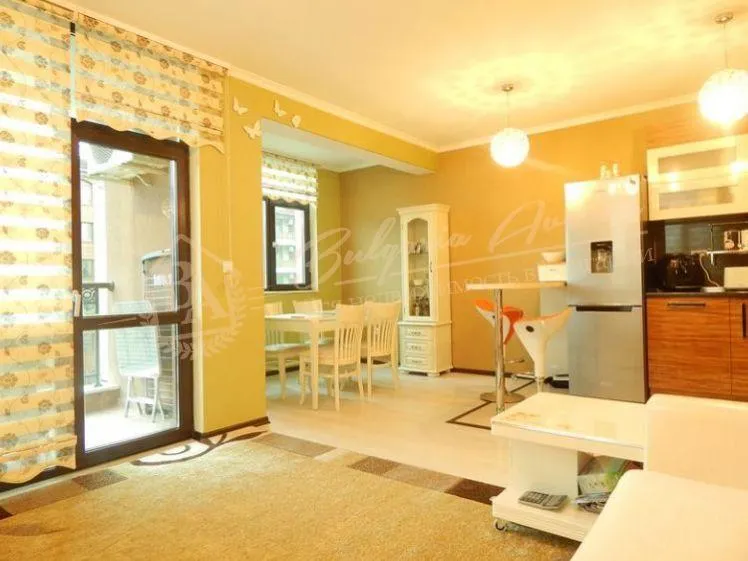 Элитная квартира в жилом доме в 100м от моря, Равда