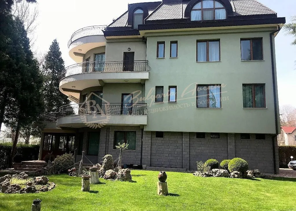 Частный, элитный дом с садом в 200м от пляжа, к.Св.Константин и Елена