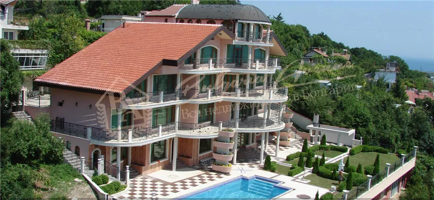 Закрытая резиденция с садом и бассейном у моря в Морской столице г.Варна