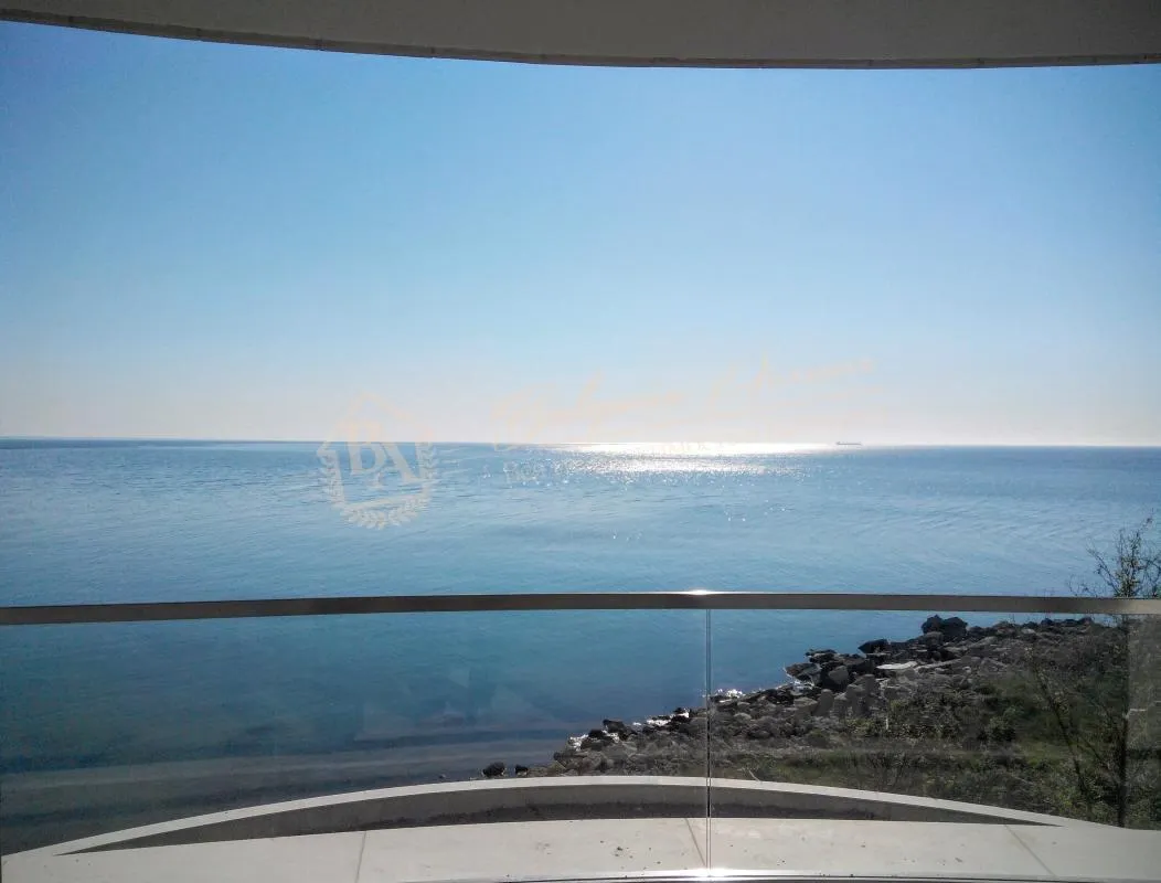 Элитный апартамент на первой линии с панорамным видом на море