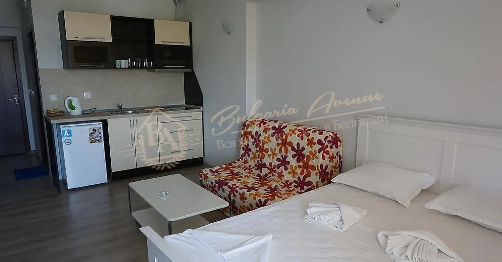 Просторная студия в жилом доме без таксы поддержки, г.Несебър