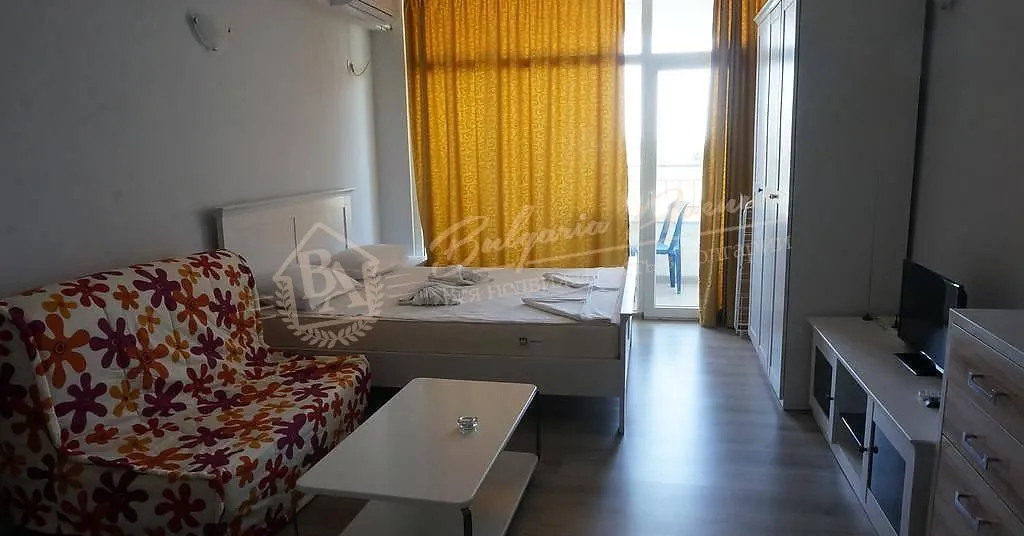 Просторная студия в жилом доме без таксы поддержки, г.Несебър