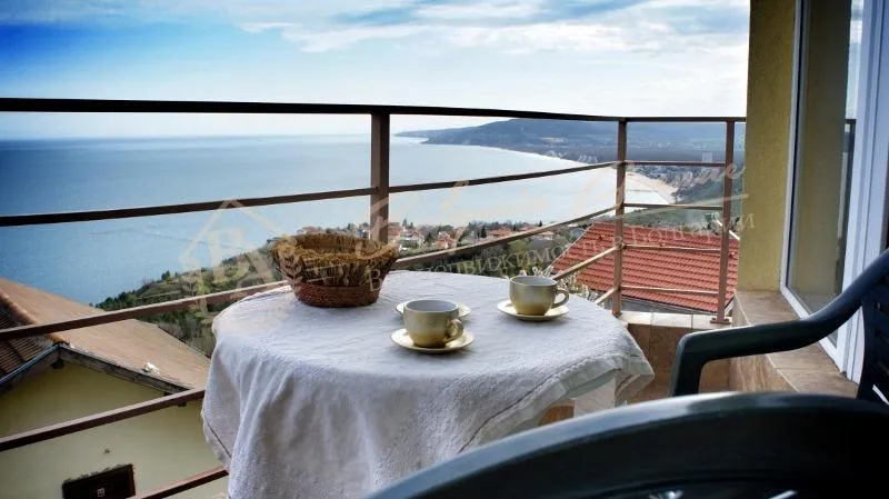 Трехкомнатная квартира с панорамным видом на море, к.Албена