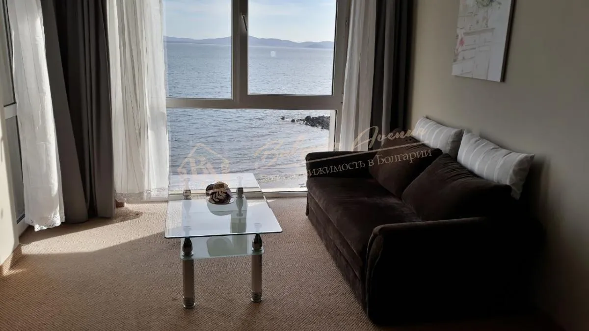 Роскошный пентхаус на первой линии на песке с собственным пляжем в Поморие