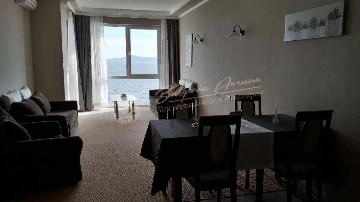 Роскошный пентхаус на первой линии на песке с собственным пляжем в Поморие