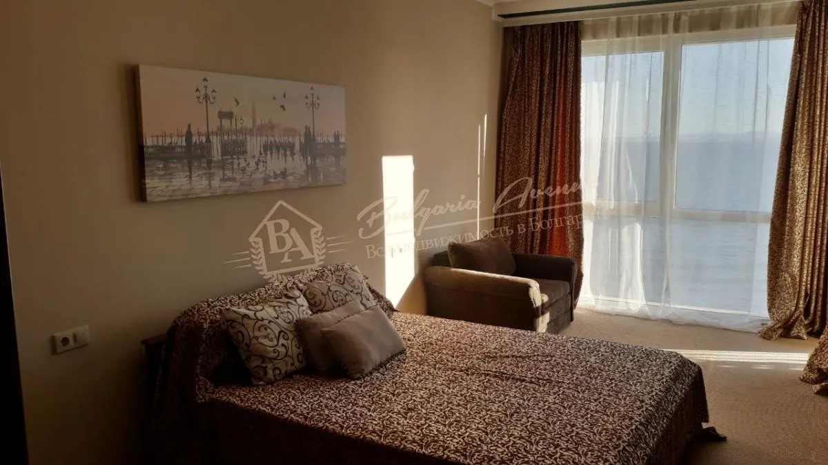 Роскошный пентхаус на первой линии на песке с собственным пляжем в Поморие