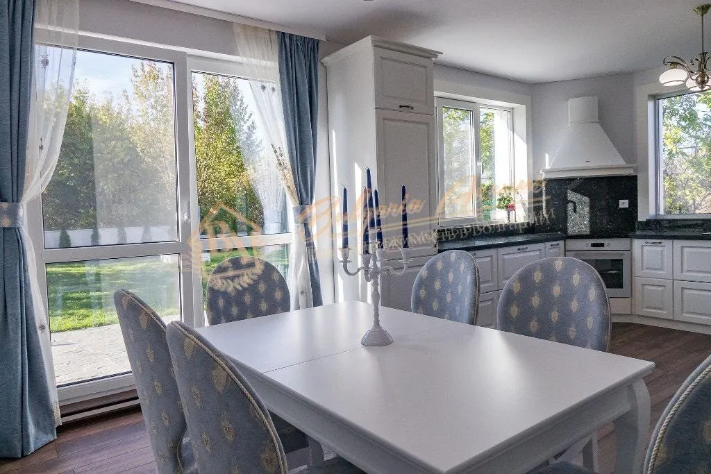 Новый дом с участком и панорамой на море, четыре спальни, двор в г.Варна