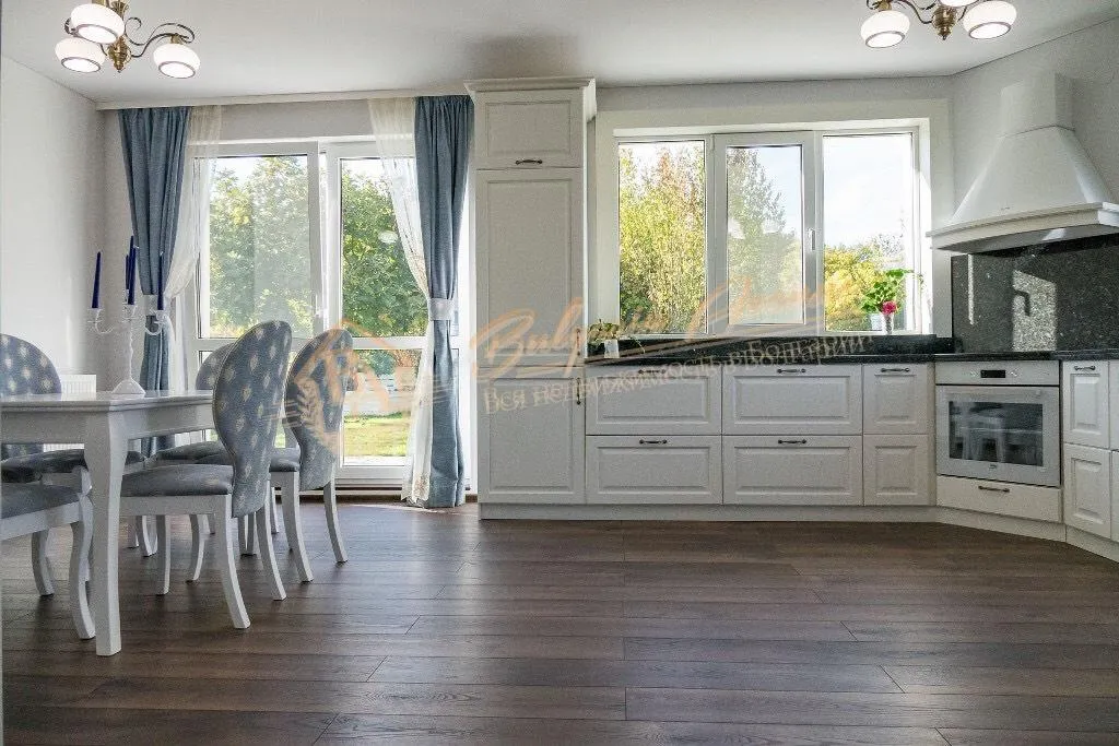 Новый дом с участком и панорамой на море, четыре спальни, двор в г.Варна