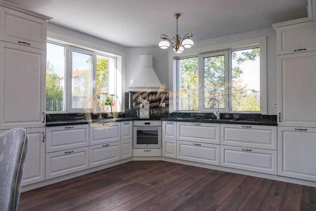 Новый дом с участком и панорамой на море, четыре спальни, двор в г.Варна