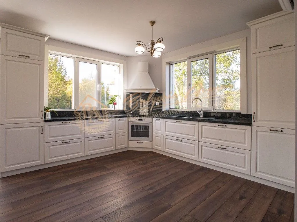 Новый дом с участком и панорамой на море, четыре спальни, двор в г.Варна