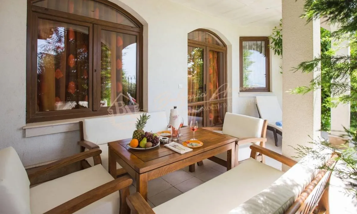 Меблированный дом с тремя спальнями и видом на море в Балчик