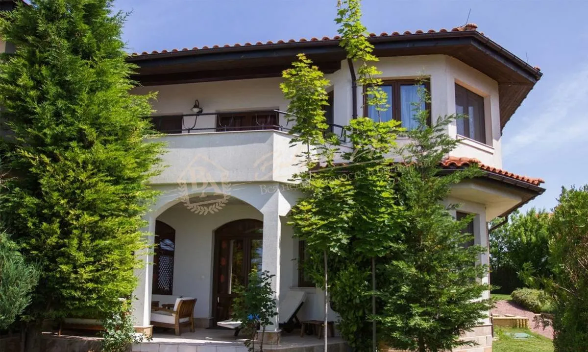 Меблированный дом с тремя спальнями и видом на море в Балчик