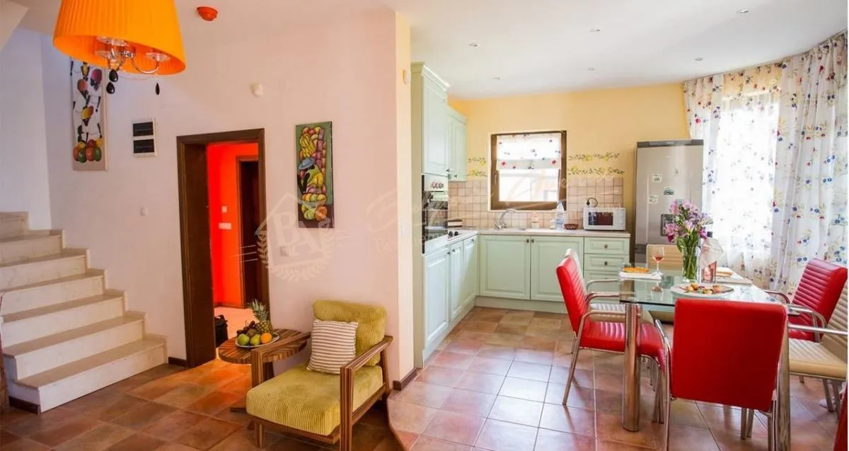 Меблированный дом с тремя спальнями и видом на море в Балчик