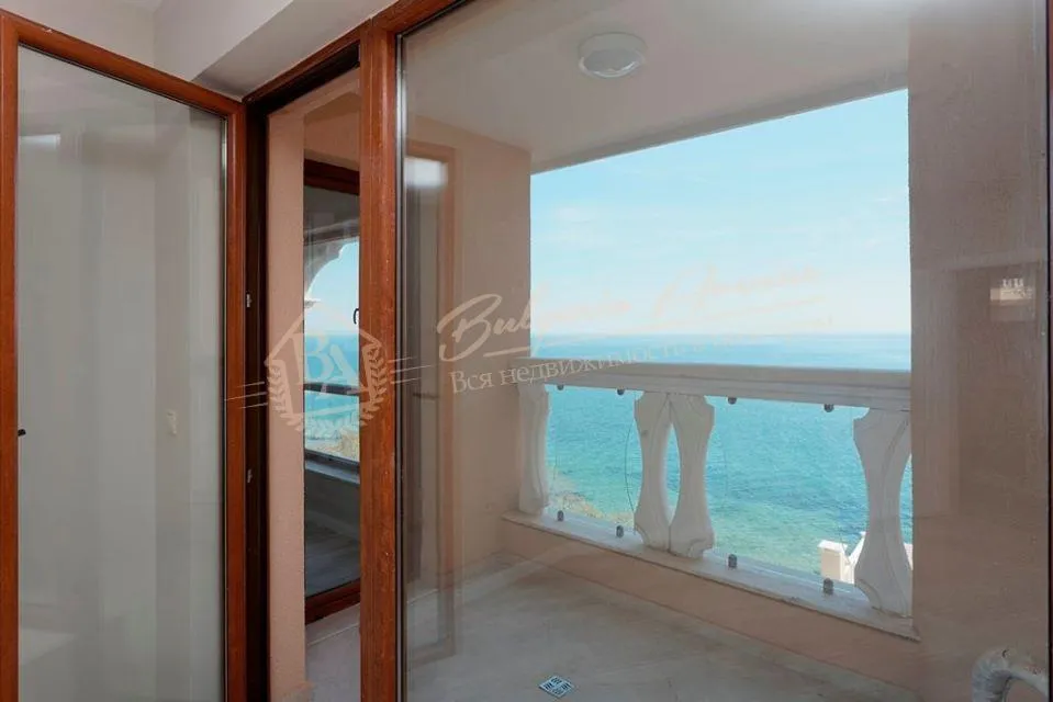 Апартамент с 2 спальнями в элитном комплексе на первой линии в г.Варна