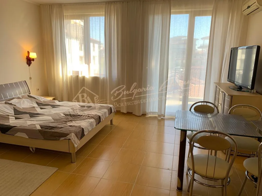 Просторная студия с видом на море, всего в 150 м от пляжа, в Равде