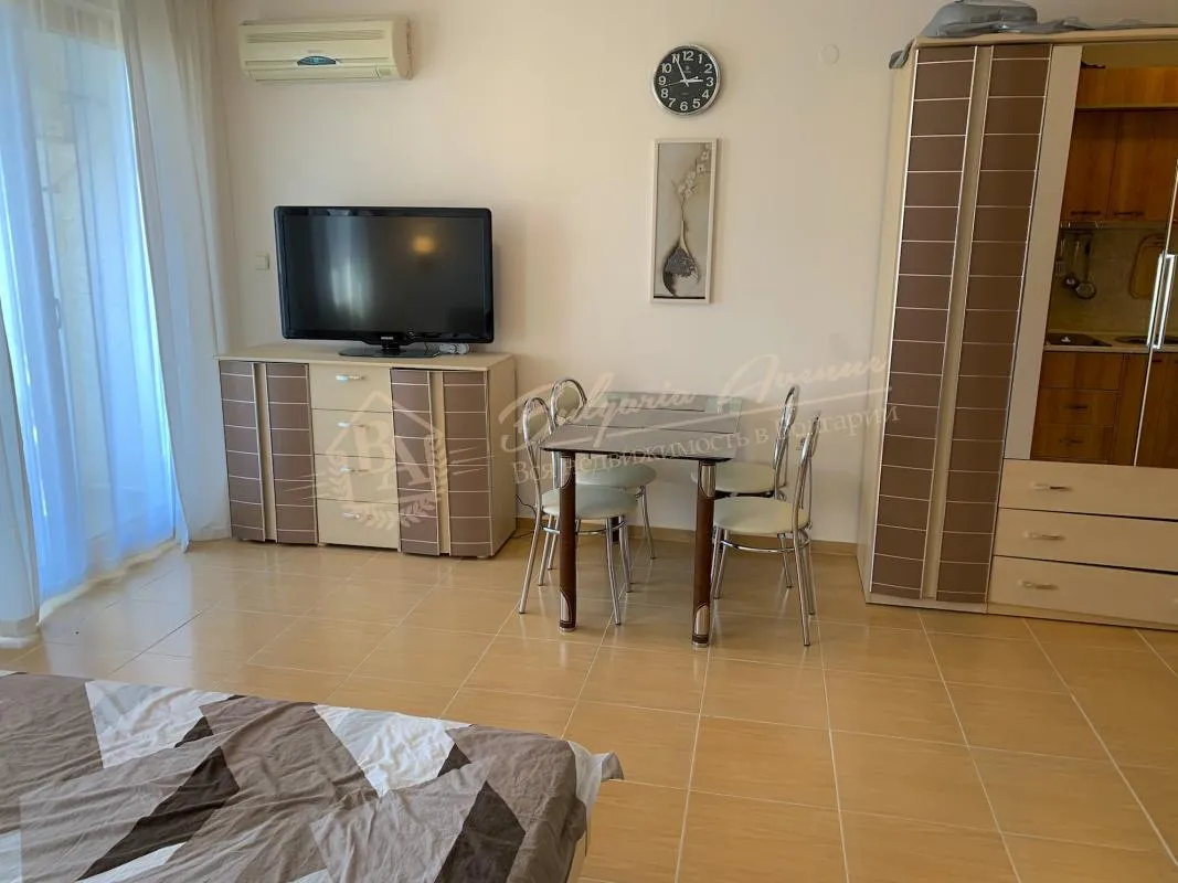 Просторная студия с видом на море, всего в 150 м от пляжа, в Равде