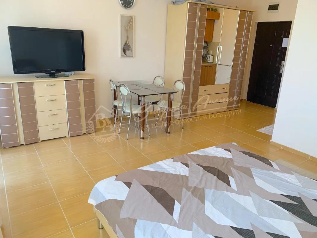 Просторная студия с видом на море, всего в 150 м от пляжа, в Равде