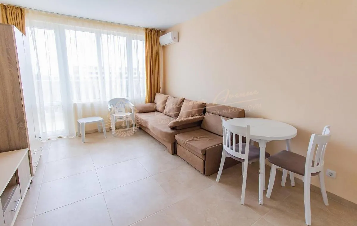 Меблированная студия в элитном комплексе на второй линии в г.Поморие