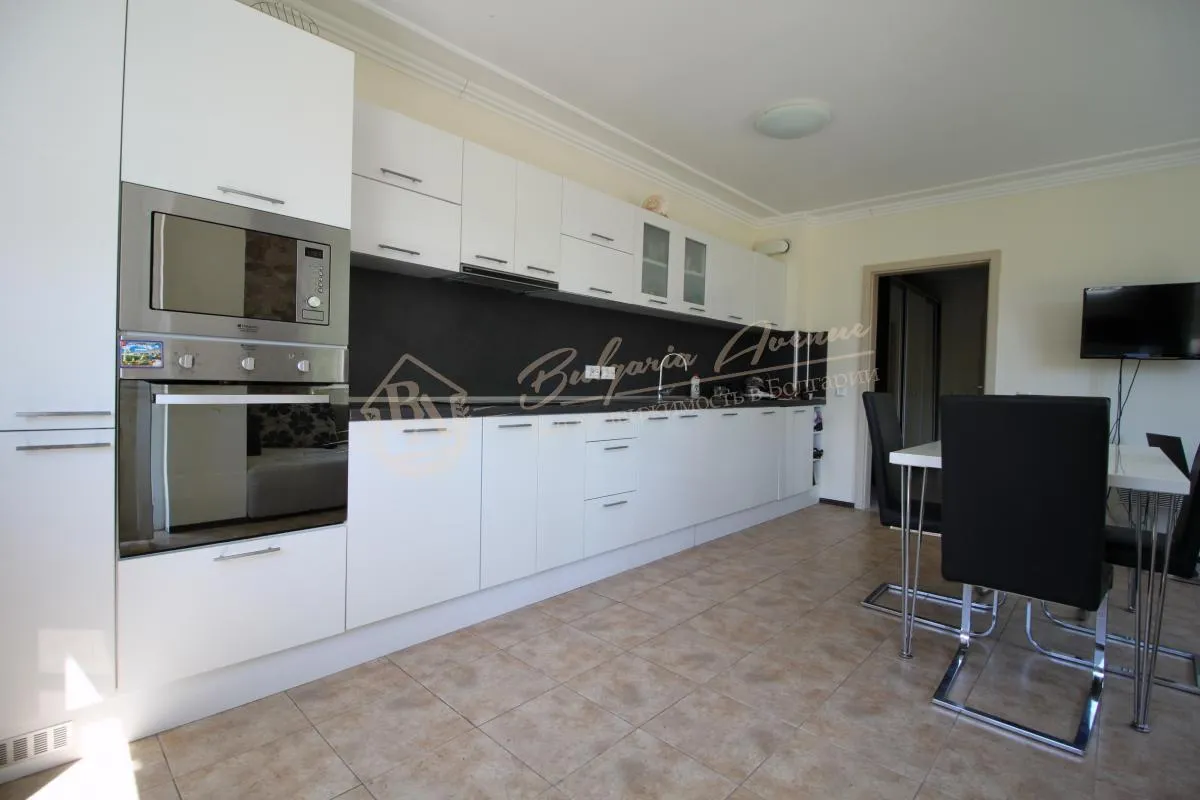 Просторный, меблированный апартамент с 2 спальнями, к.Солнечный берег