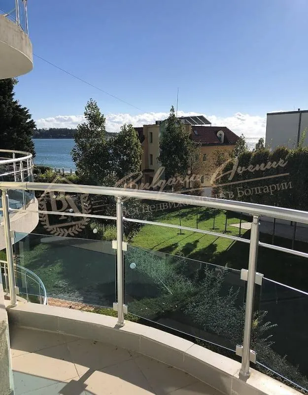 Меблированный апартамент с 2 спальнями и видом на море на 1 линии в Равде