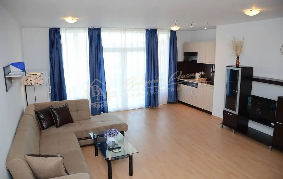 Меблированный апартамент с 2 спальнями и видом на море на 1 линии в Равде