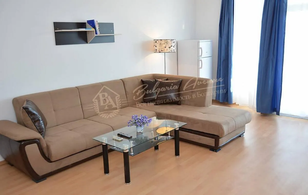 Меблированный апартамент с 2 спальнями и видом на море на 1 линии в Равде