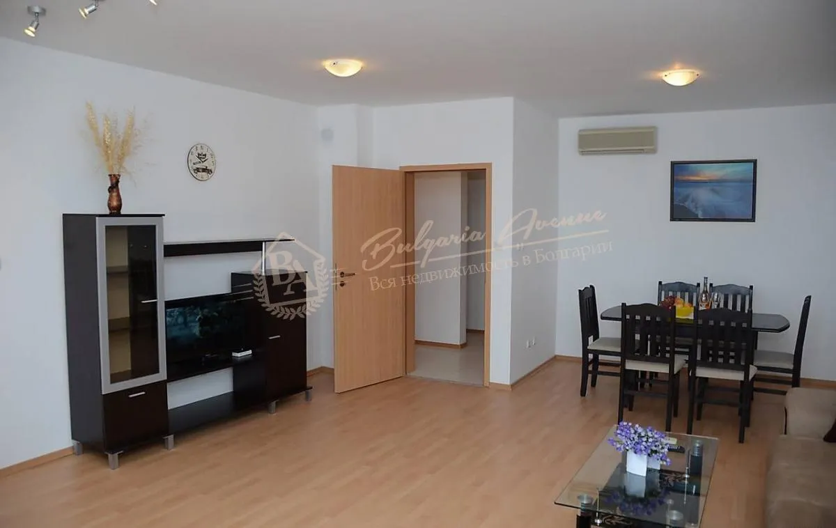 Меблированный апартамент с 2 спальнями и видом на море на 1 линии в Равде