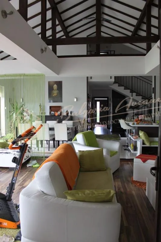 Новый, двухэтажный дом с бассейном в 6 км от моря в деревне, обл.Варна